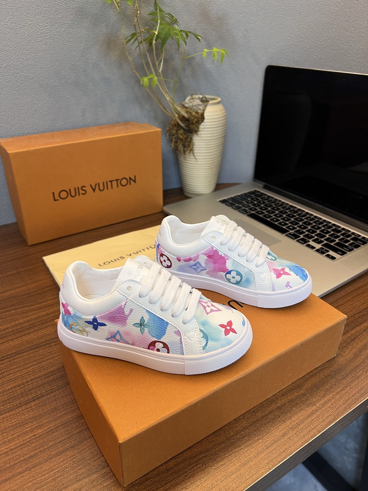 Children's shoes child